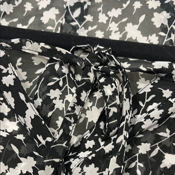 Old Navy Black and White Floral Blouse - Picture 6 of 7